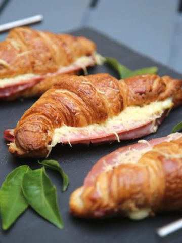 Croissant au jambon fromage
