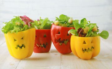 Salades d’halloween au potiron en affreux poivrons