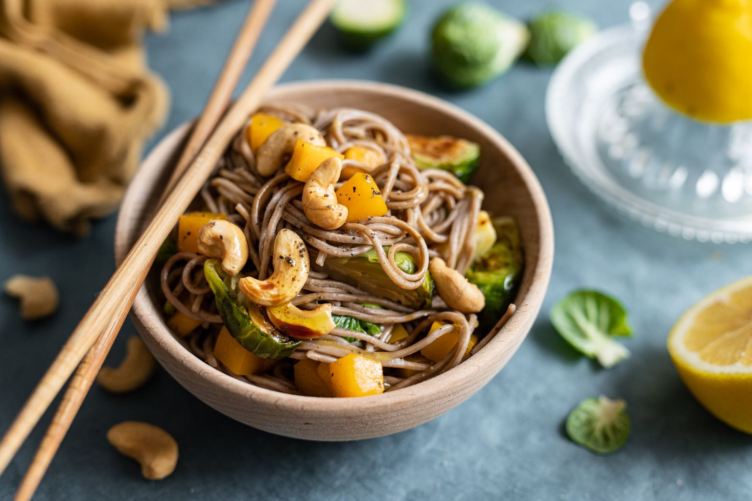 Wok de soba au butternut et aux noix de cajou