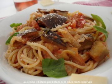 Pasta à la sauce tomate et aux aubergines