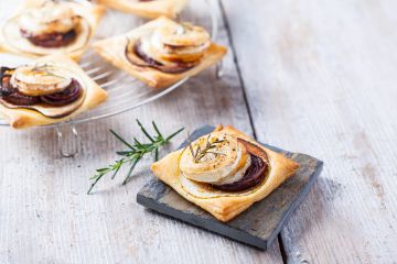 Feuilletés aux pommes, oignons caramélisés et chèvre