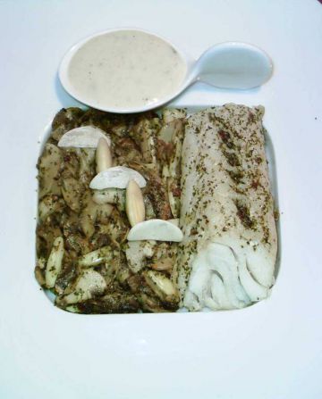 Filet de cabillaud, champignons en persillade et amandes, sauce blanche pou