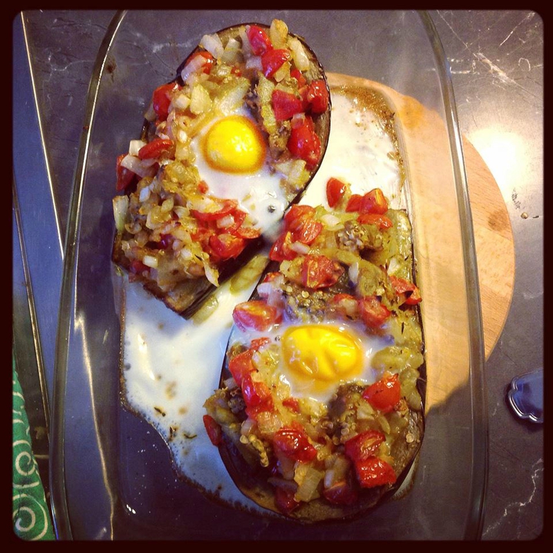 Aubergines farcies, oeuf au nid