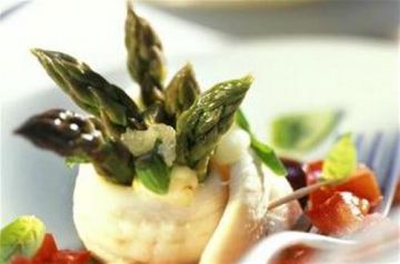 Roulés de sole aux asperges vertes et tomates concassées