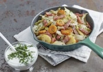 Poêlée aux pommes de terre, lardons, carottes, endives, crème aux fines herbes