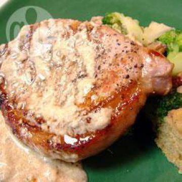 Côtes de porcs au barbecue et leur sauce au beurre citronnée