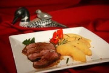 Magret de canard aux coings à la vapeur de romarin