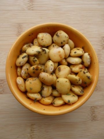 Entrée végétalienne : Salade de fèves de lupin -