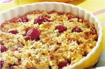 Crumble de rhubarbe, fraises et noix de coco