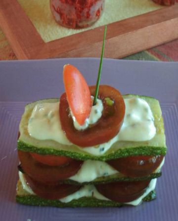 Millefeuilles de courgettes et tomates noires, crème de vache qui rit safranée