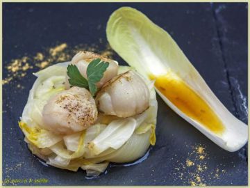 Noix de saint jacques, sauce à l'orange et endives confites