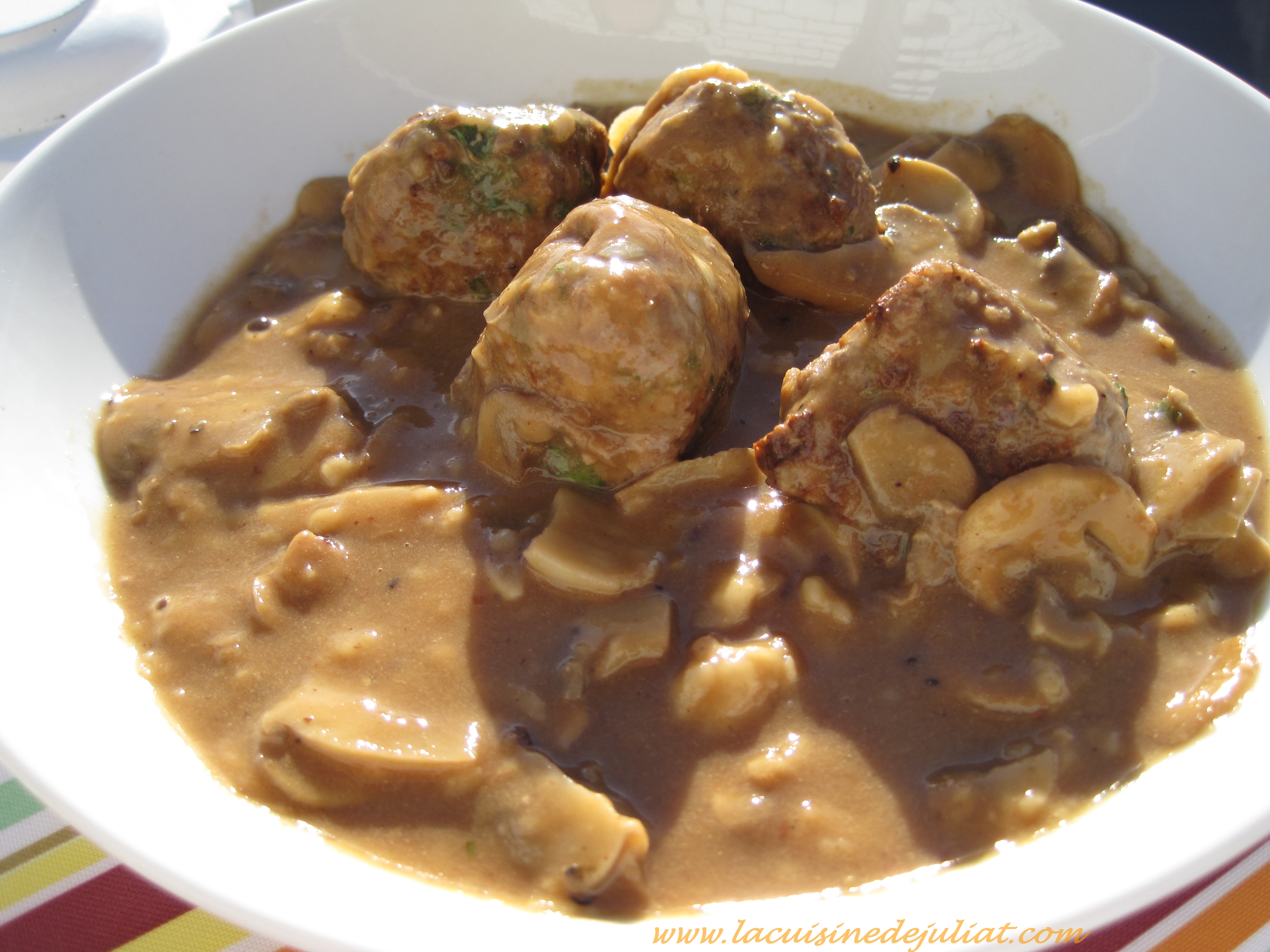 Boulettes de boeuf faciles et rapides et leur sauce champignons