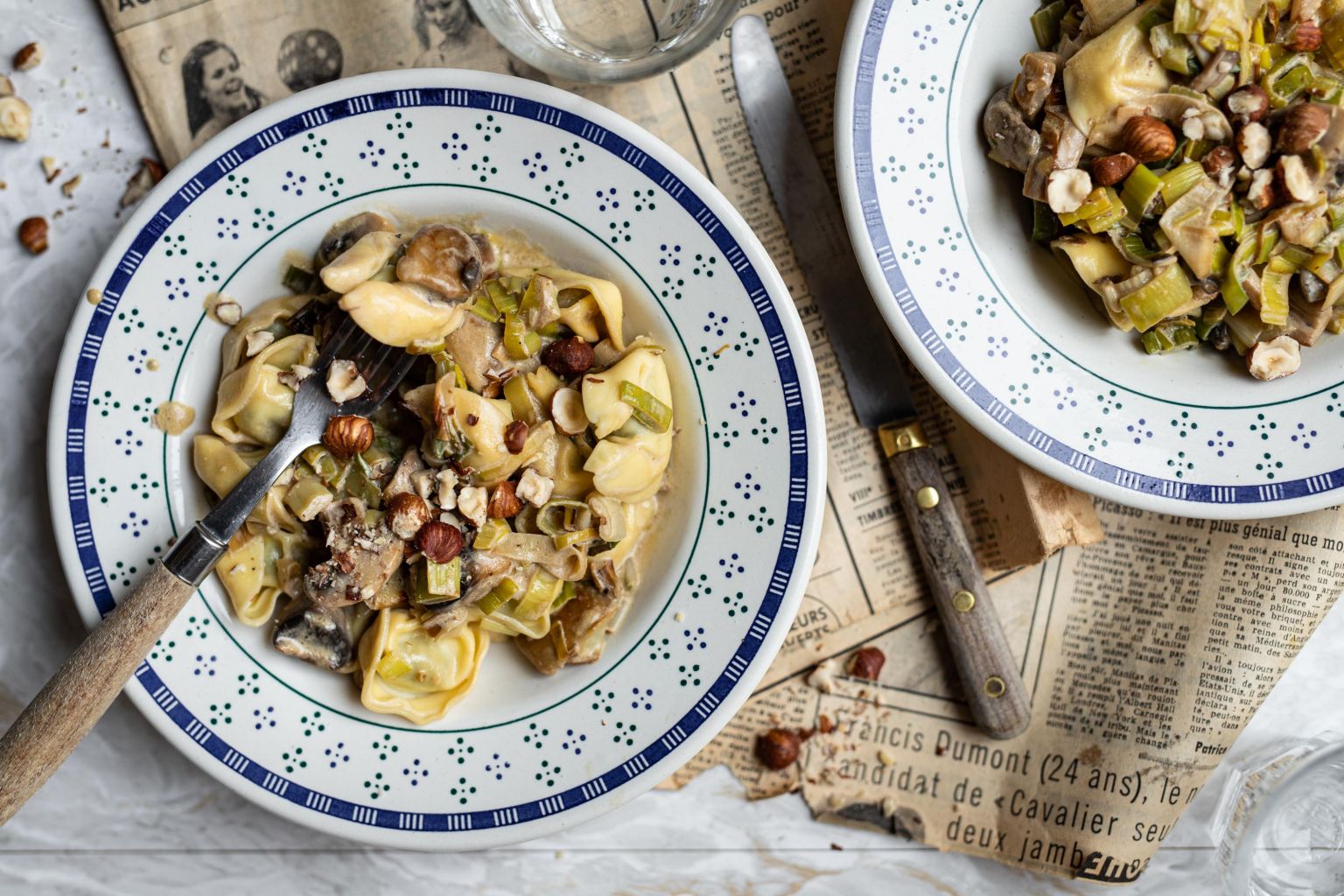 Tortellis aux champignons à la crème de poireaux et aux noisettes