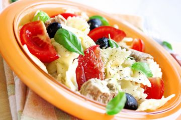 Salade de pâtes au thon, surimi, jambon et mozzarella