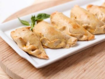 Empanadas tomates, mozzarella et basilic