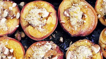 Pêches rôties au crumble d'amandes
