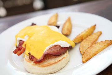 Oeufs façon bénédictine au cheddar