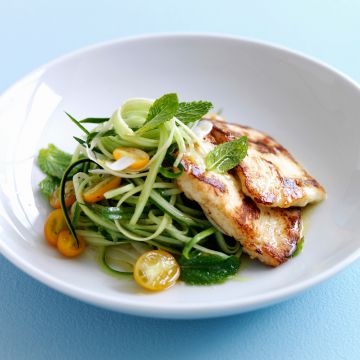 Escalope de dinde grillée, spaghettis de concombre et tomates cerises jaunes, facile et pas cher