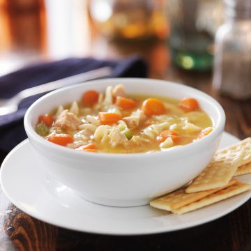 Soupe de nouilles aux carottes et poulet