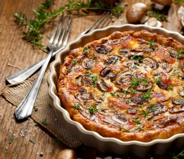 Quiche aux oignons confits, lardons et champignons
