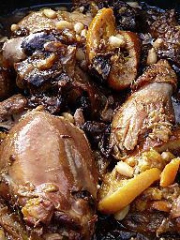 Poulet acidulé à l'orange , aux pruneaux et pignons
