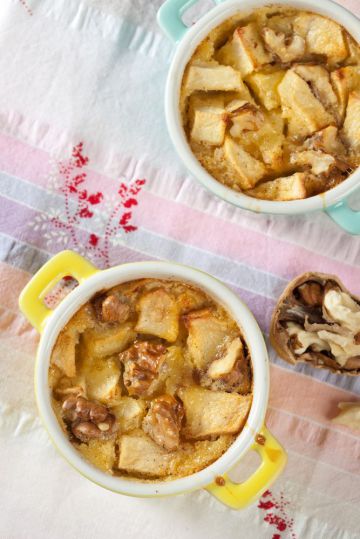Clafoutis aux pommes, raisins noirs et noix
