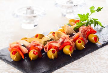Antipasti aux olives vertes, fonds d'artichaut et salami