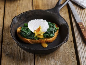 Toasts aux épinards et œufs pochés