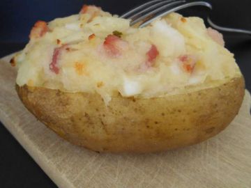 Pommes de terre farcies aux lardons & fromage