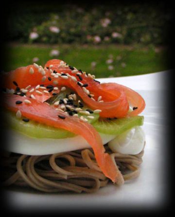 Oeuf poché et tartelette kiwi-saumon