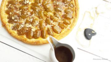 Tarte fine reine-claude glacée au miel et à la cannelle