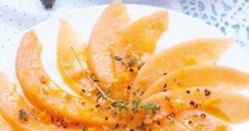 Carpaccio de melon sauce vinaigrette agrumes et cacahuètes