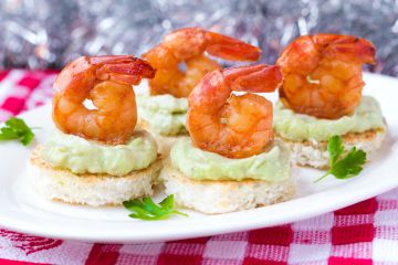 Toasts au guacamole et crevettes
