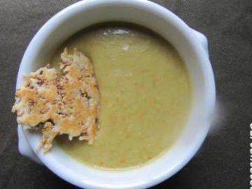 Veloute pois casses et tuile pecorino