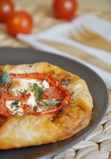 Feuilletés tomate fromage chèvre à la provençale