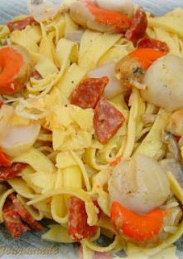 Tagliatelle aux noix de Saint Jacques et au chorizo