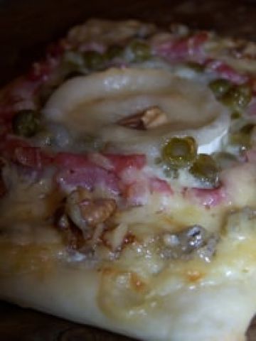 Pizzas crémeuses aux fromages et aux noix