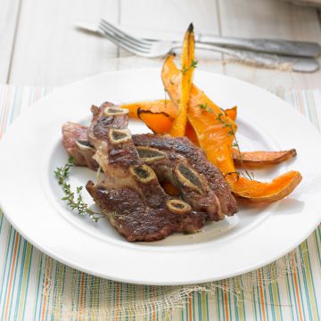 Plats de côtes au thym et courge rôtie