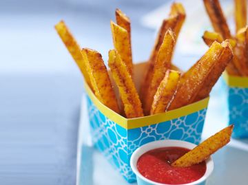 Sticks de semoule, coulis de fraises, comme un cornet de frites au ketchup