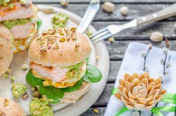 Burger de saumon, œuf à cheval et guacamole à la pistache