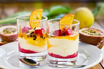 Mascarpone, rhubarbe, fraises et passion en verrines