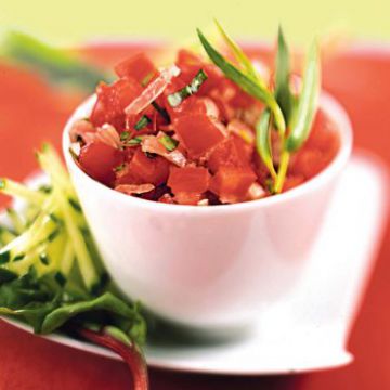Tartare de tomates, concombre et pignons de pin, vinaigrette à l’huile de noisette
