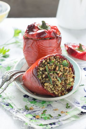 Poivrons farcis au quinoa, sarrasin, graines et épices (vegan)