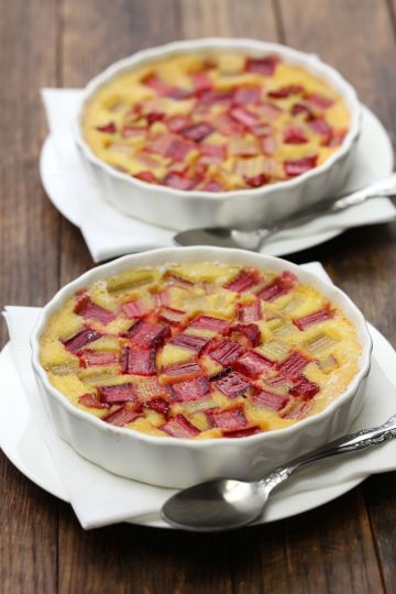 Clafoutis à la rhubarbe et aux abricots séchés