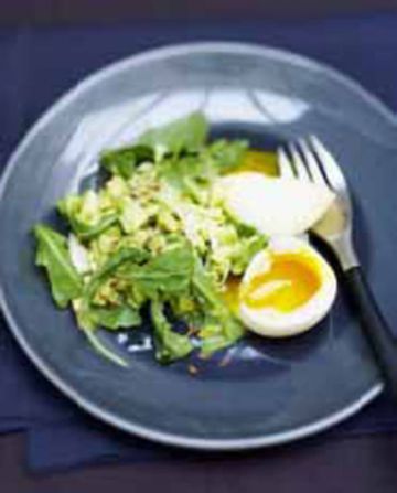 Concassée d'avocat et oeufs mollets en salade