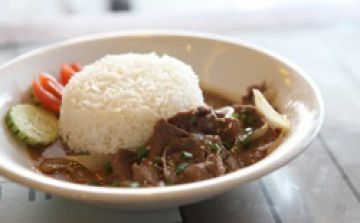 Boeuf aux oignons et son riz blanc