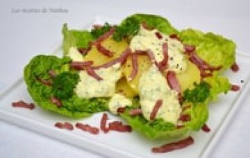 Salade tiède de pommes de terre aux lardons, sauce persil et curcuma