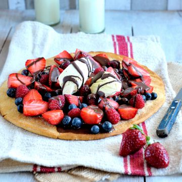 Pizza royale aux fruits et au chocolat