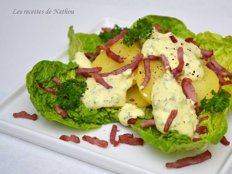 Salade tiède de pommes de terre aux lardons, sauce persil et curcuma