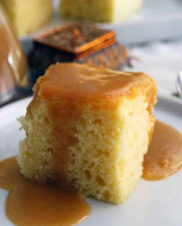 Gâteau doré à la vanille, sauce à la cassonade